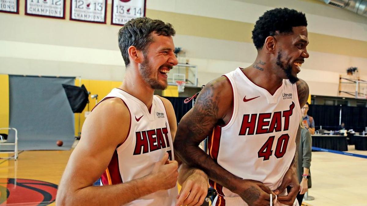 Los jugadores del Heat Goran Dragic y Udonis Haslem posan para los medios este lunes en el AmericanAirline Arena.