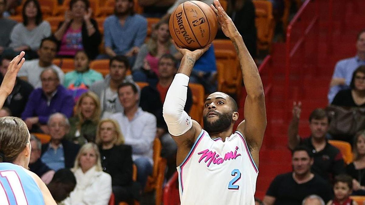El jugador del Heat Wayne Ellington lanza al aro en el partido contra los Kings, el 25 de enero de 2018 en Miami.