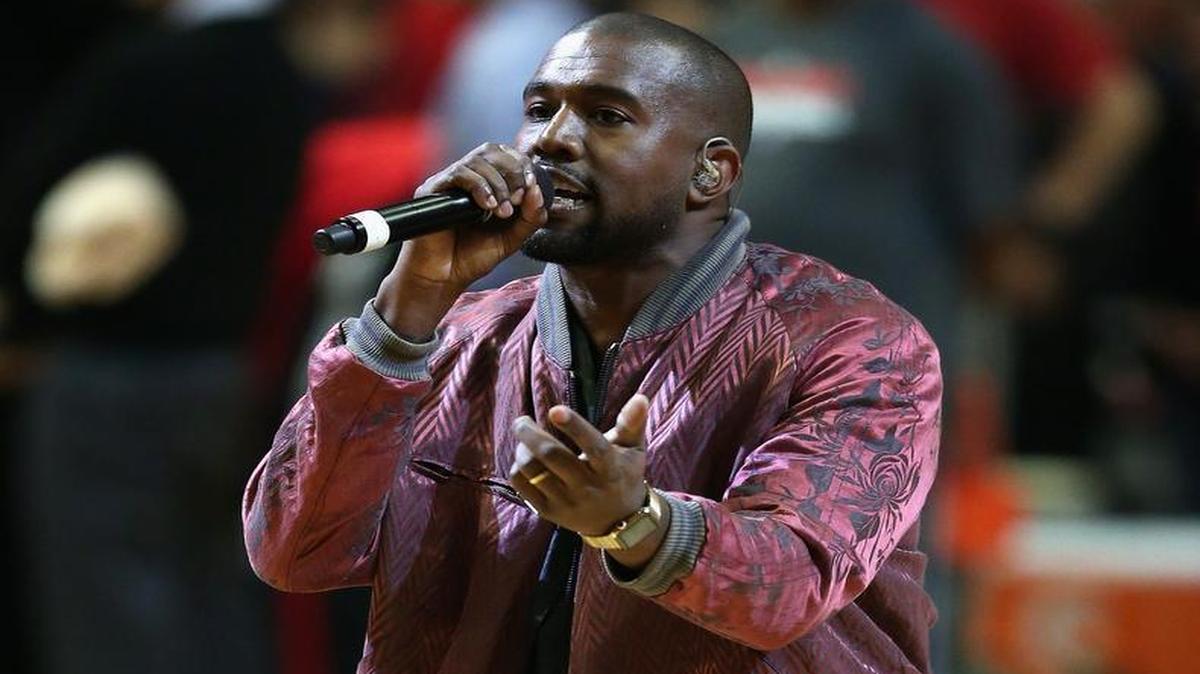 
Kanye West interpreta una canción durante una pausa en la acción entre los Chicago Bulls y los Cavaliers de Cleveland en el cuarto partido de las Semifinales de la conferencia Este de la NBA Playoffs 2015 en el Centro de Estados el 10 de mayo 2015, en Chicago, Illinois. Los Cavaliers ganaron 86-84 y empatan la serie 2-2.
