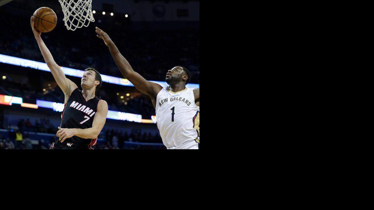 
Goran Dragic (7), del Heat, lanza marcado por Tyreke Evans (1), de los Pelicans, el viernes en la NBA.
