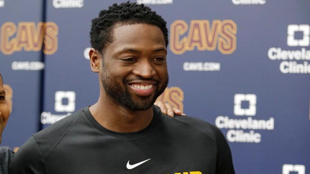 Dwyane Wade muestra su camiseta con los Cavaliers donde llevará el numero “9” este viernes en Cleveland.