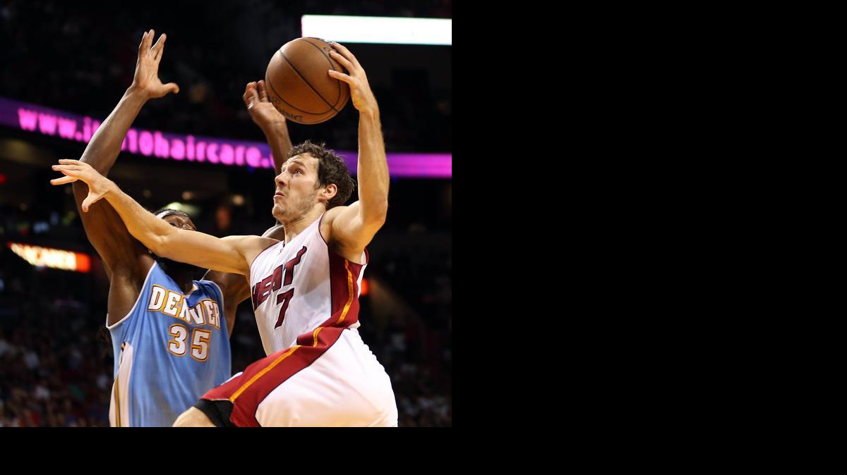 
Goran Dragic (7), del Heat, se apresta a lanzar sobre Keneth Faried (35), de los Nuggets, el viernes.
