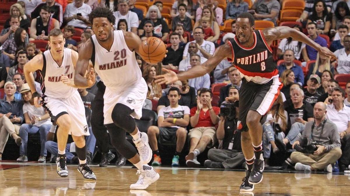 Justise Winslow, del Heat de Miami, escapa con la bola en el triunfo sobre los Trail Blazers de Portland, el domingo 20 de diciembre del 2015 en el AmericanAirlines Arena.