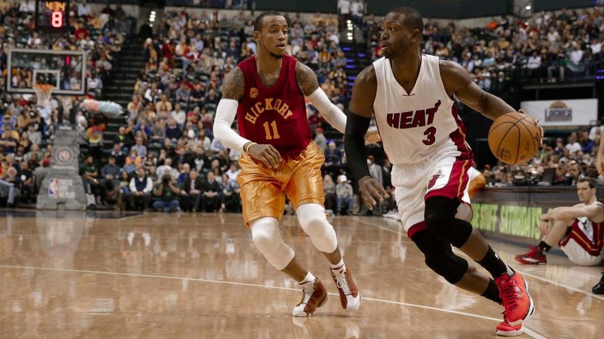 Dwyane Wade (3), del Heat, se lleva la bola en el choque contra los Pacers de Indiana, en Indianápolis, el viernes 6 de noviembre del 2015.