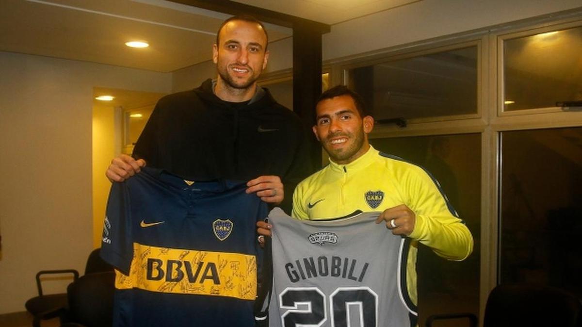 
Manu Ginóbili (izq.) y Carlos Tevez intercambiaron camisetas en las instalaciones de Boca Juniors este jueves en Buenos Aires.
