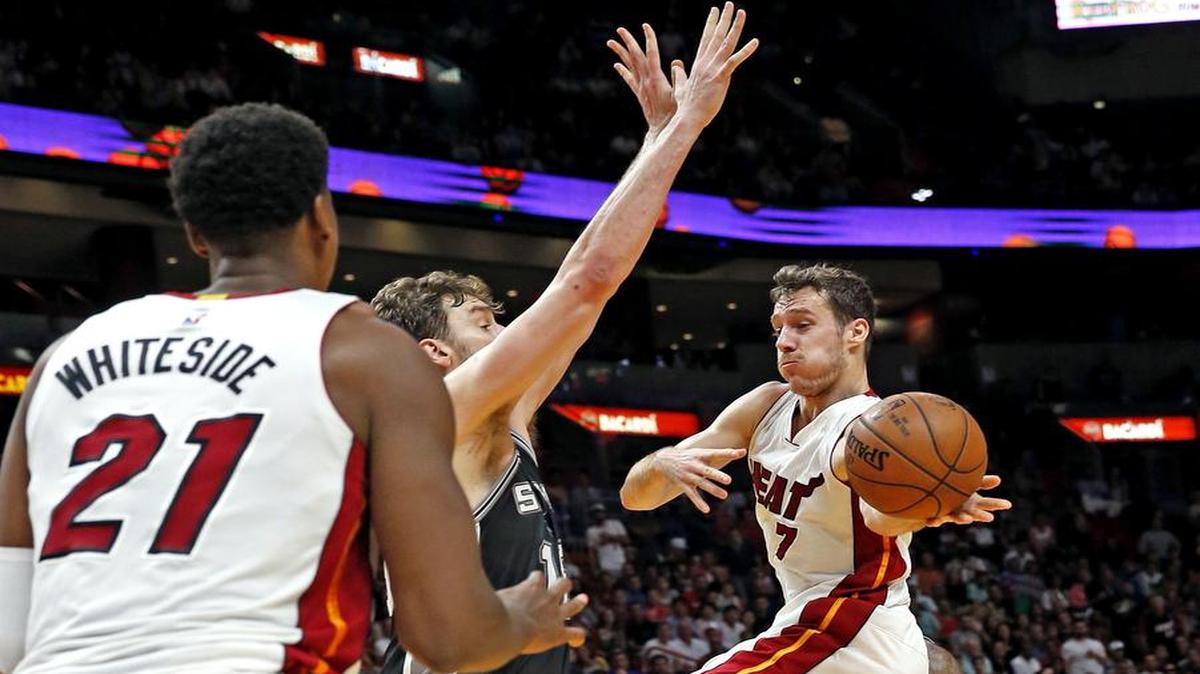 Goran Dragic, del Heat, pasa la bola a Hassan Whiteside (21) sobre la marcación de Paul Gasol, de los Spurs, en el AmericanAirlines Arena en Miami, el domingo 30 de octubre del 2016.