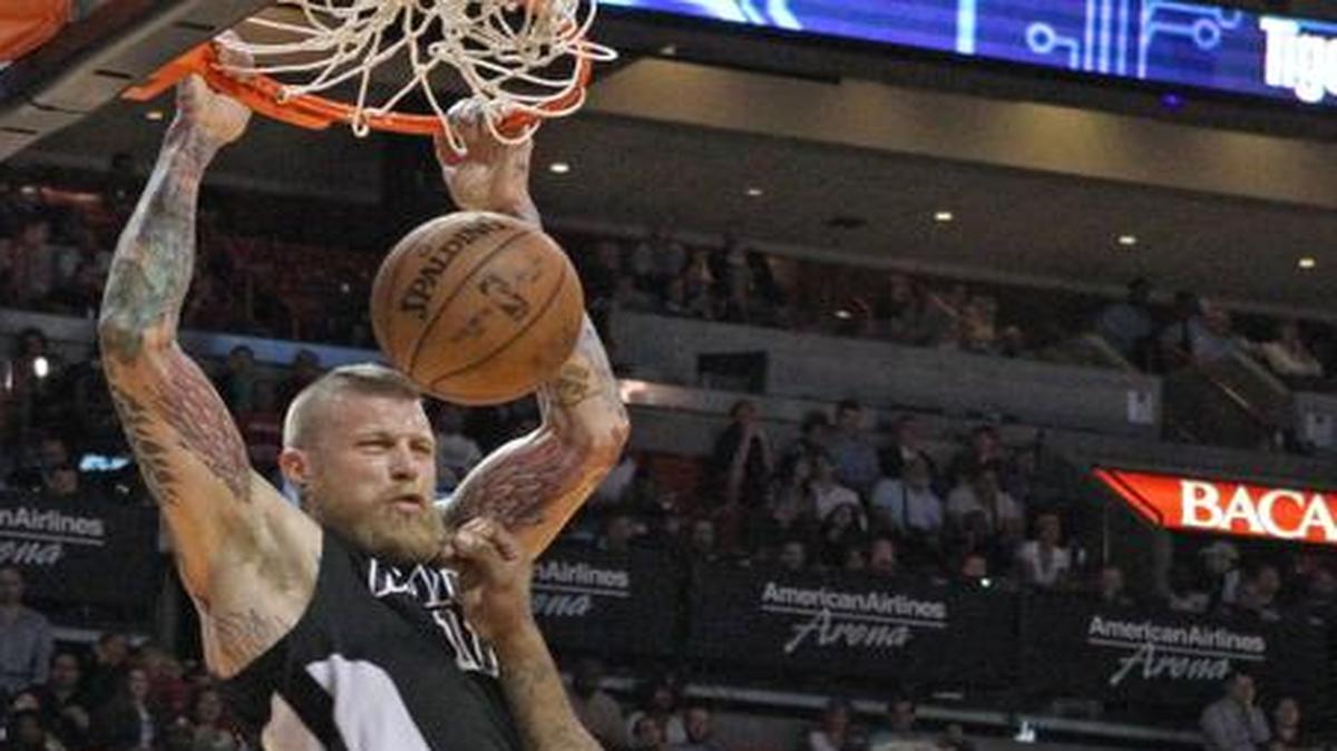 
Chris Andersen (izq.) clava la pelota por el Heat en el partido del lunes contra los Knicks.


