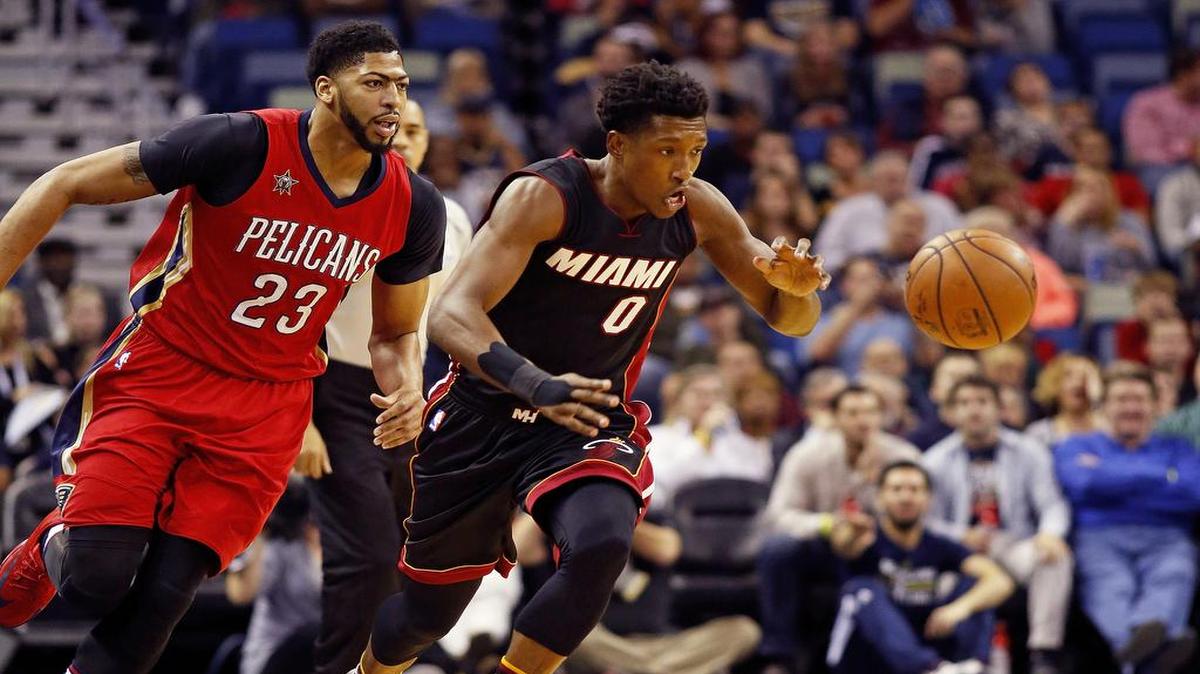 ANTHONY DAVIS lucha por la pelota con Josh Richardson (d) en el choque del 23 de diciembre.