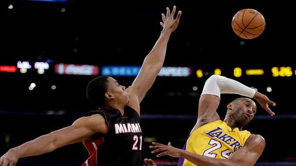 
El centro del Heat de Miami Hassan Whiteside (izq.) bloquea un tiro de Kobe Bryant en el partido contra los Lakers el 13 de enero en Los Angeles.


