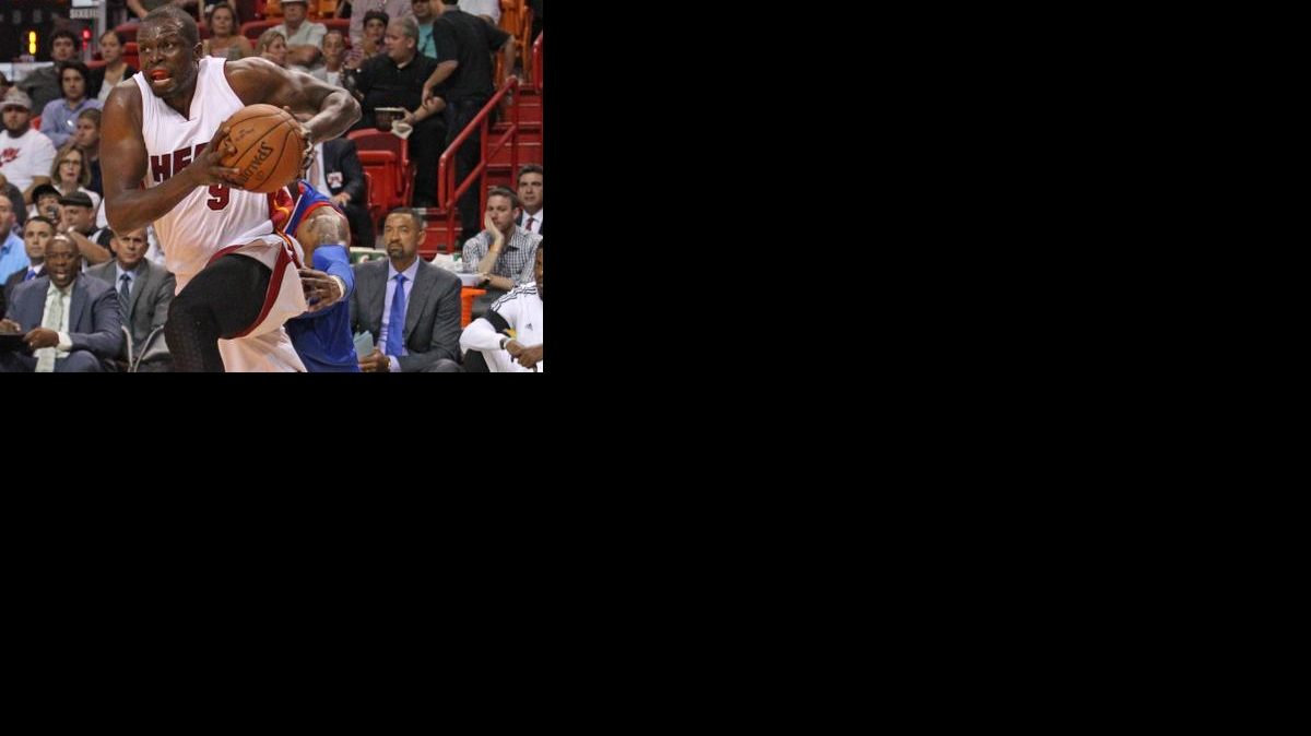 
Luol Deng arremete contra la canasta de los 76ers, en el triunfo del Heat, el lunes.
