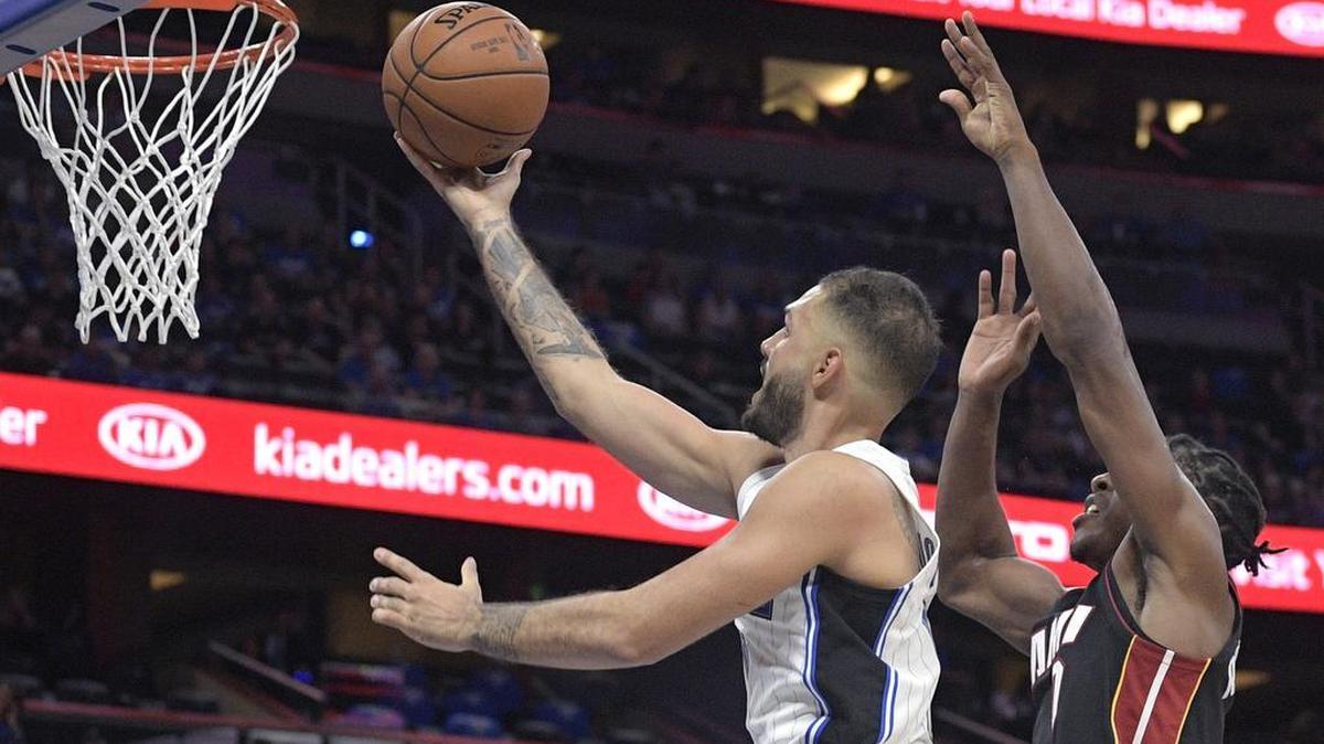 Evan Fournier, del Magic (izq.), supera la marca del jugador del Heat de Miami Josh Richardson este miércoles, en su debut en Orlando.