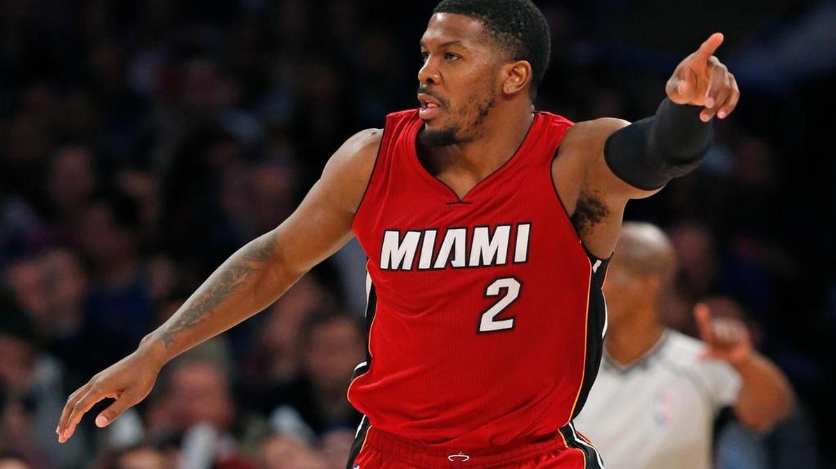 Joe Johnson gesticula durante su primer juego con el Heat, el domingo.