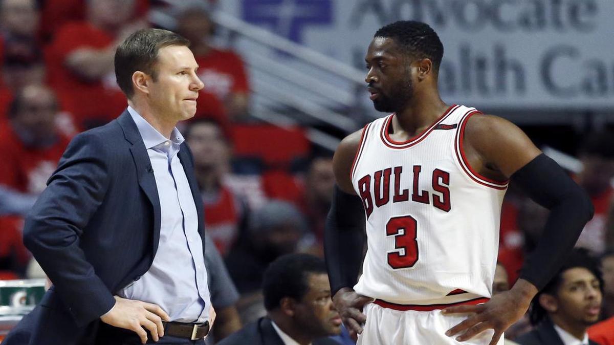 Dwyane Wade informó a los Bulls de Chicago que ejercerá su opción por $23,8 millones para seguir con el equipo la próxima temporada.