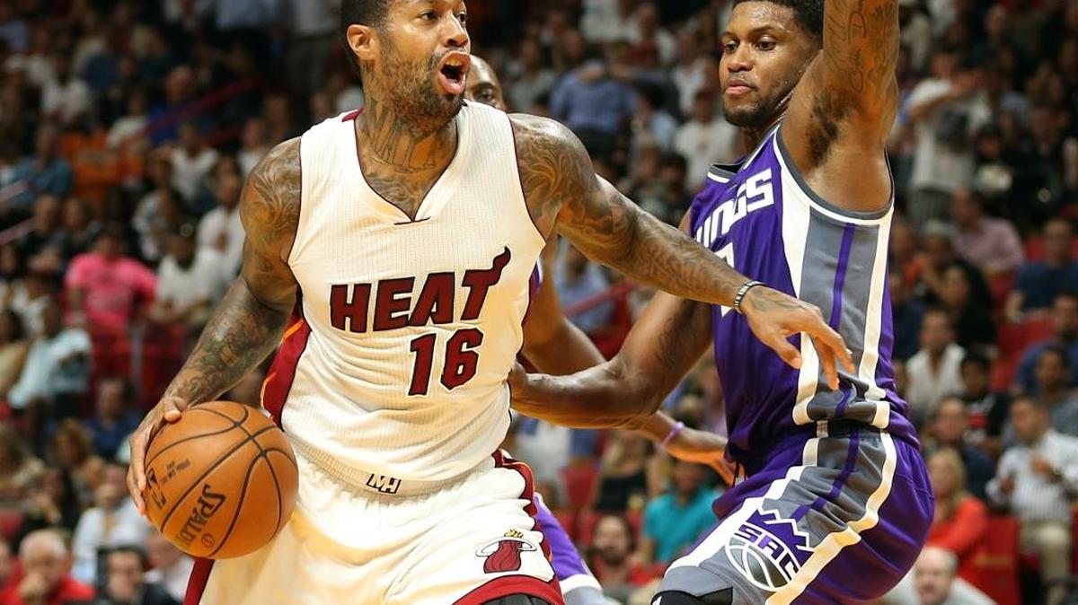 James Johnson, del Heat, enfrenta a Rudy Gay, de los Kings, en el AAA en Miami, el 1 de noviembre pasado.
