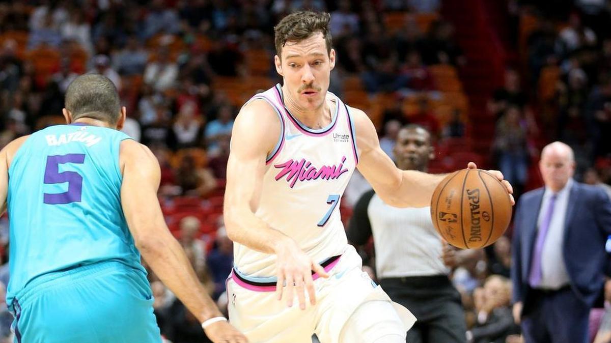 El armador del Heat Goran Dragic conduce la pelota ante la marca de Nicolas Batum, de los Hornets, en un partido celebrado el 27 de enero de 2018 en Miami.