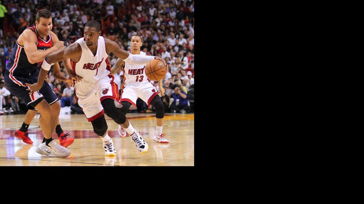 Chris Bosh controla el balón ante la marca de Kris Humphries durante el juego de este miércoles en Miami. 
