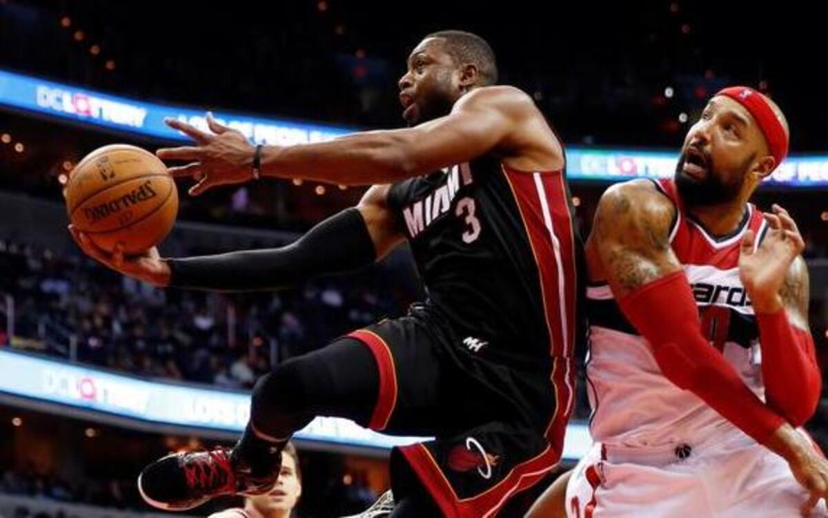 
El escolta del Heat Dwyane Wade (#3) tira al aro ante la defensa del jugador de los Wizards Drew Gooden, en el partido efectuado el lunes en Washington. 


