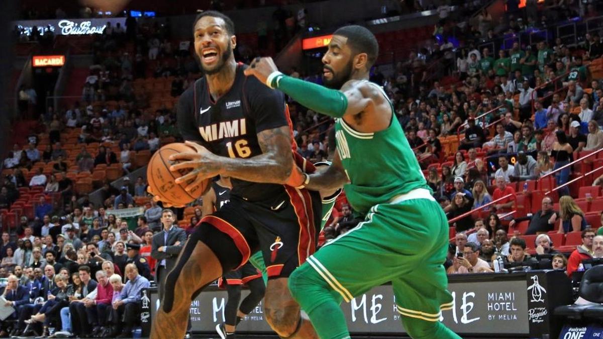James Johnson (16), del Heat, enfrenta a Kyrie Irving (11), de los Celtics, en el AAA en Miami el sábado pasado.