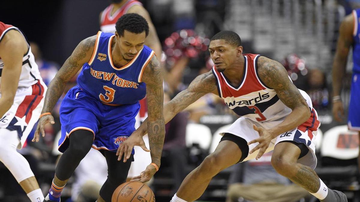 El jugador de los Wizards Bradley Beal (der.) lucha por la pelota con Brandon Jennings, de los Knicks, en partido celebrado el 31 de enero del 2017.