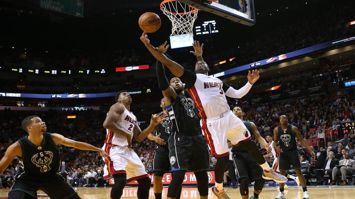 Dwyane Wade (der.) trata de encestar una canasta ante la defensa de Greg Monroe, de los Bucks de Milwaukee, en el partido efectado el martes en Miami. El escolta del Heat anotó solo un tiro en seis intentos.