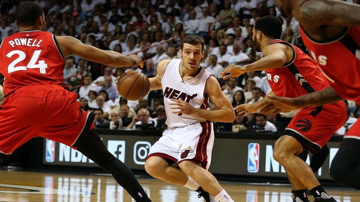 Goran Dragic, del Heat, enfrenta a Norman Powell, Cory Joseph y Terrence Ross, de los Raptors, en el sexto juego de la serie de playoffs de la NBA, en el AmericanAirlines Arena en Miami, el viernes 13 de mayo del 2016.