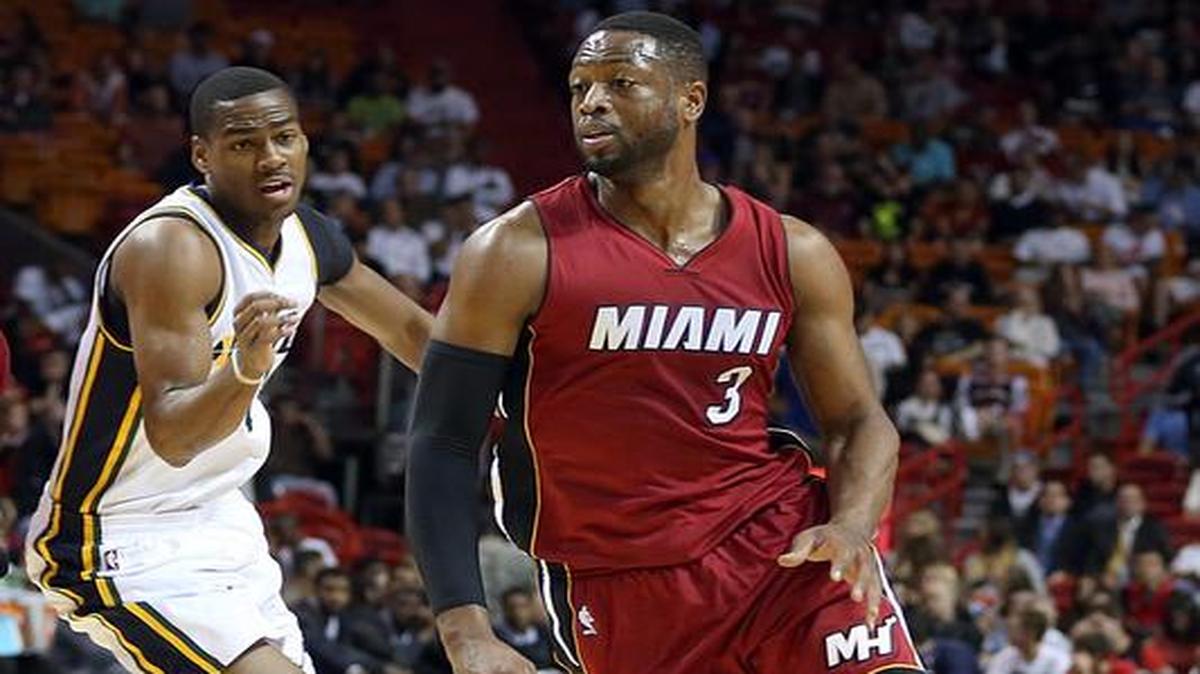 
Dwyane Wade supera a Alec Burks, del Jazz, en el partido del miércoles en Miami.
