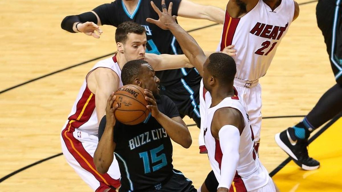 Kemba Walker, de los Hornets, es encerrado por Goran Dragic (izq.), Hassan Whiteside (21) y Dwyane Wade (3), del Heat, en el séptimo juego de los playoffs, en el AmericanAirlines Arena en Miami, el domingo 1 de mayo del 2016.