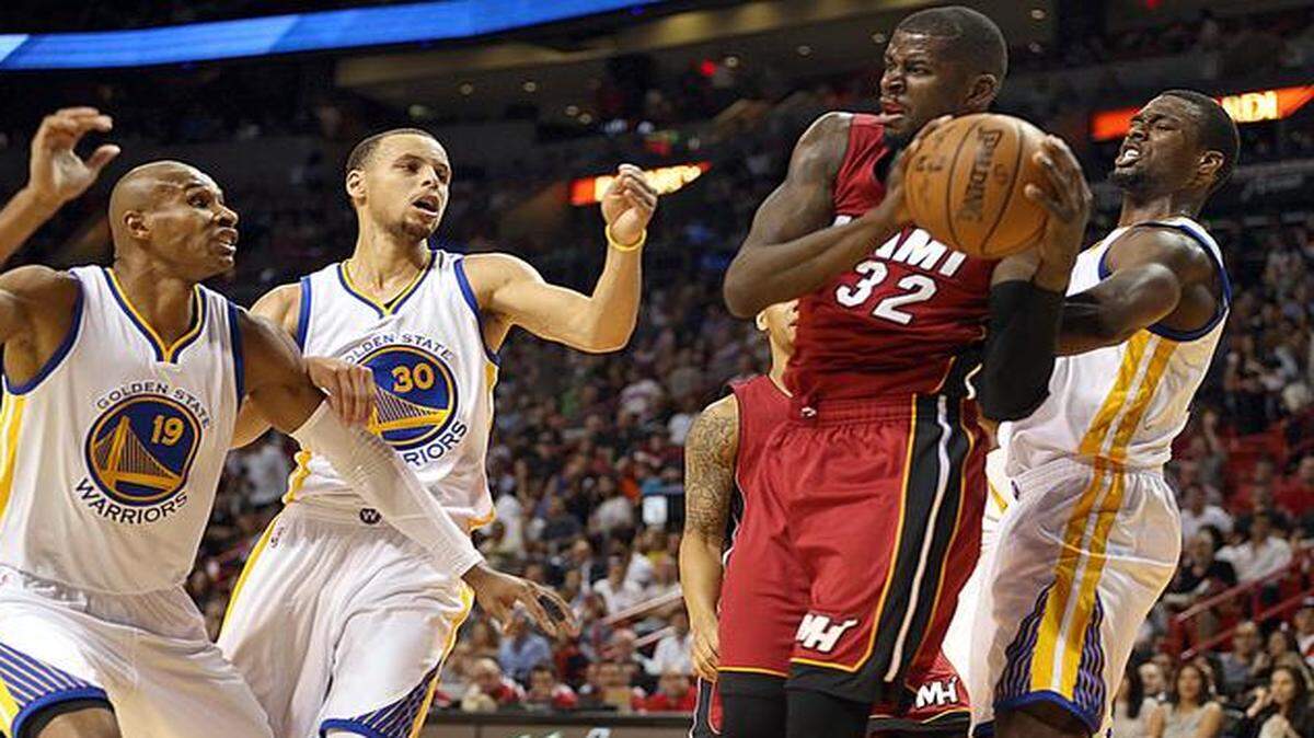 
El jugador del Heat James Ennis (#32) busca romper la defensa de los atletas de los Warriors Leandro Barbosa (#19), Stephen Curry (#30) y Harrison Barnes (der.), el martes 25 de noviembre en Miami.


