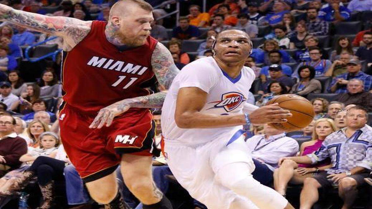 
Russell Westbrook (der.), del Thunder, se dispone a lanzar marcado por Chris Andersen (11), del Heat, en Oklahoma City, el domingo 22 de marzo del 2015.
