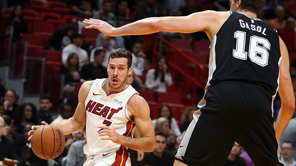 El armador del Heat Goran Dragic lleva la pelota en el partido contra los Spurs, el 25 de octubre del 2017 en Miami.