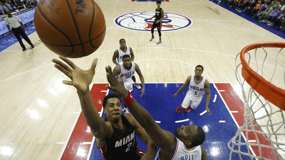 Hassan Whiteside (izq.), del Heat, lanza sobre Elton Brand, de los 76ers, el viernes 4 de marzo del 2016, en Filadelfia. Miami ganó 112-102.