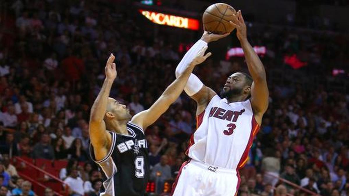 
Dwyane Wade, del Heat, dispara sobre Tony Parker, de los Spurs, en el partido del 31 de marzo pasado.
