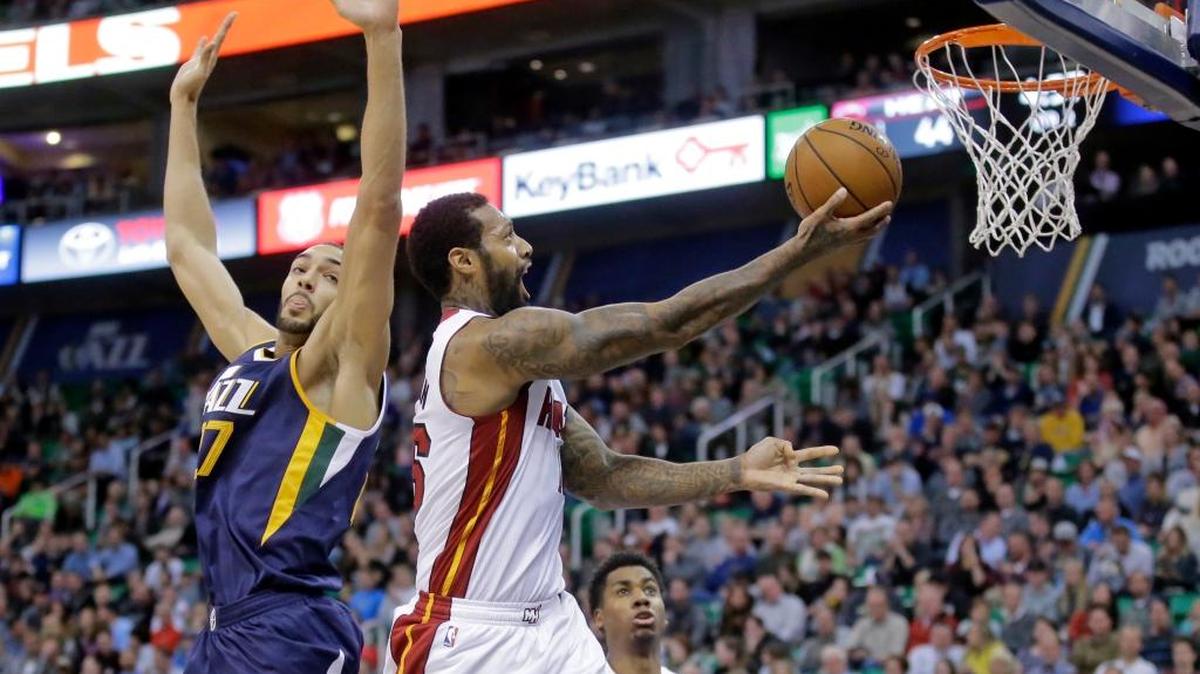 James Johnson, del Heat, se dispone a anotar sobre Rudy Gobert, del Jazz, la noche del jueves en Salt Lake City.