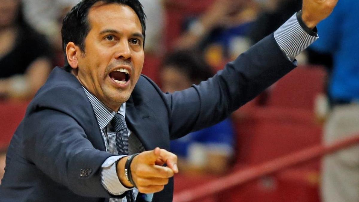 Erik Spoelstra, entrenador del Heat, dirige a los suyos contra los Clippers, en el AAA en Miami, en diciembre pasado.