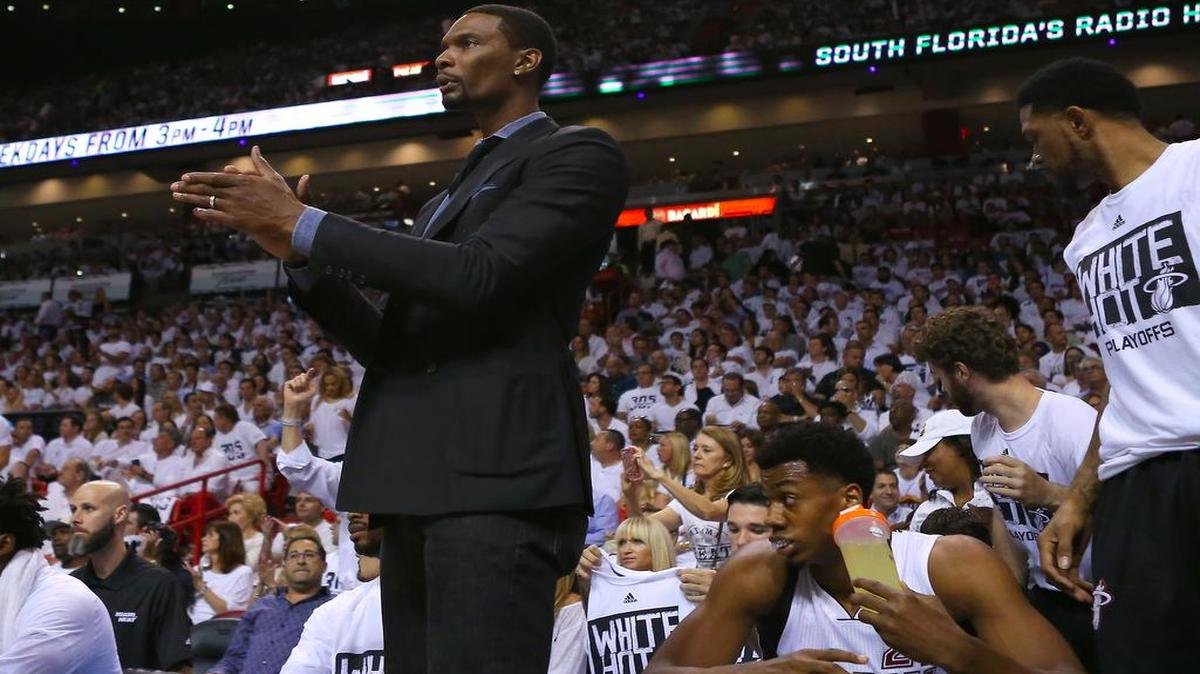 Chris Bosh apoya a sus compañeros del Heat, en los playoffs, en abril pasado.