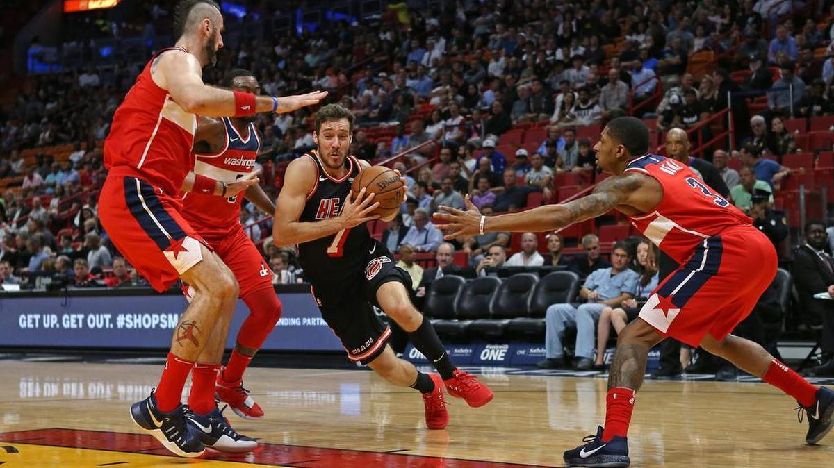 El armador del Heat Goran Dragic conduce la pelota ante la marca de tres jugadores de los Wizards, en el partido celebrado el 15 de noviembre del 2017 en Miami.