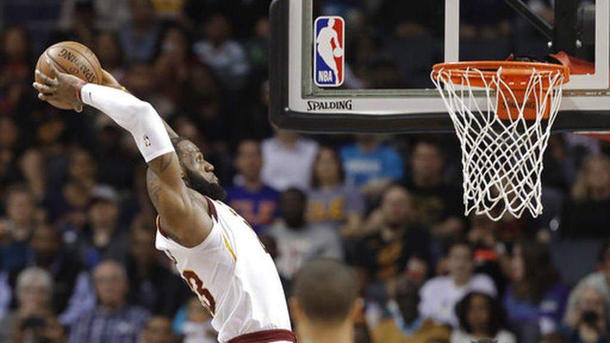 LeBron James, de los Cavaliers de Cleveland, se eleva para clavar el balón en duelo ante los Hornets, en Charlotte, Carolina del Norte. el pasado 28 de marzo.