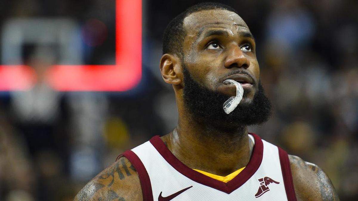 LeBron James, de los Cavs (23), mira el marcador en el juego ante el Jazz el 30 de diciembre, día de su cumpleaños 33, en Salt Lake City