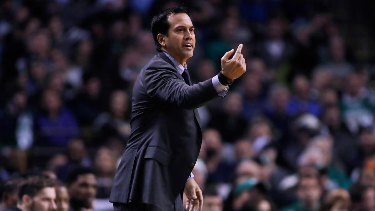 El entrenador del Heat Erik Spoelstra imparte instrucciones a sus jugadores en el triunfo del miercoles en Boston.