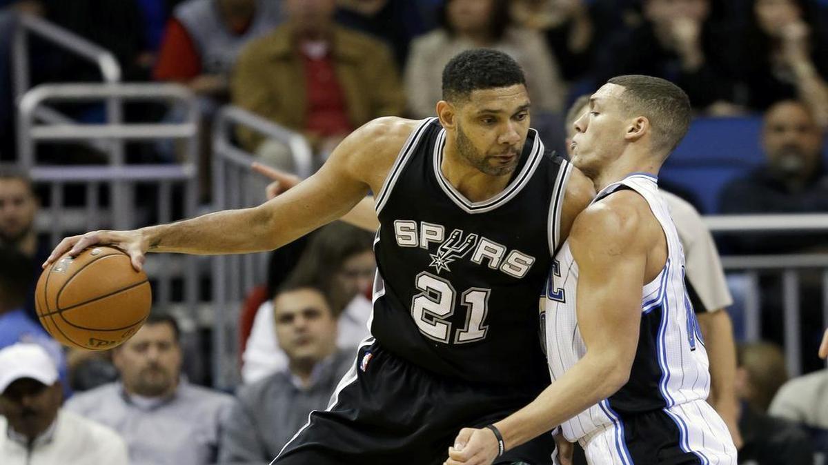 Tim Duncan (izq.) trata de pasar la defensa de Aaron Gordon, durante la primera mitad del juego entre los Spurs y el Magic, efectuado el 10 de febrero de 2016 en Orlando. 