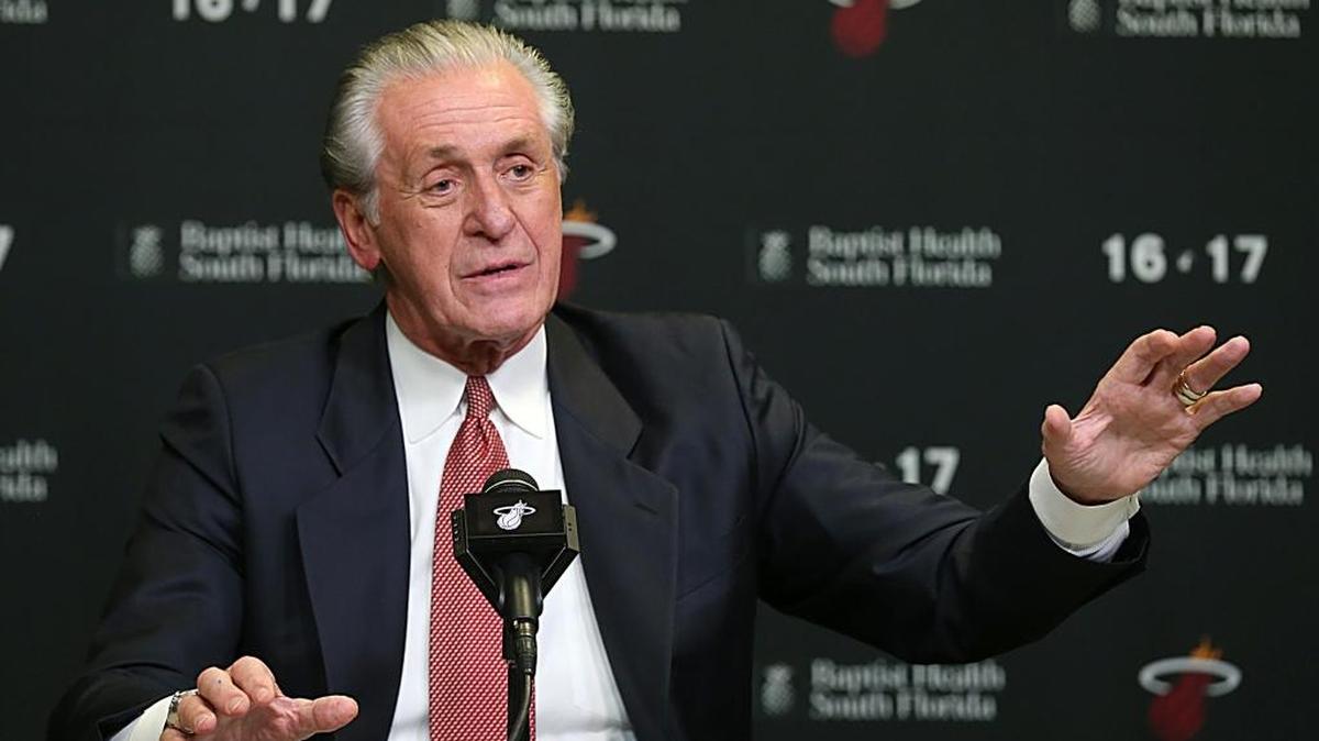 El presidente del Heat Pat Riley habla con la prensa en un homenaje a Shaquille O'Neal, en diciembre pasado.