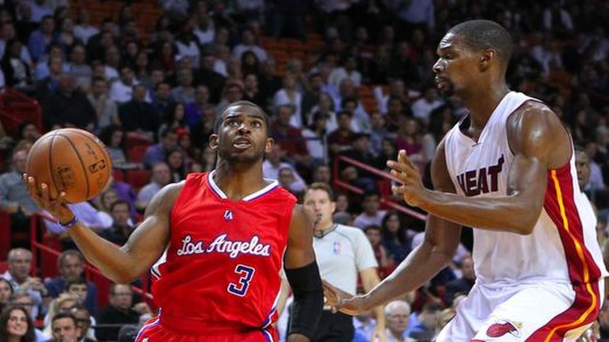
El jugador de los Clippers Chris Paul (izq.) entra al aro ante la presencia de Chris Bosh, del Heat, en el encuentro efectuado el jueves en Miami.



