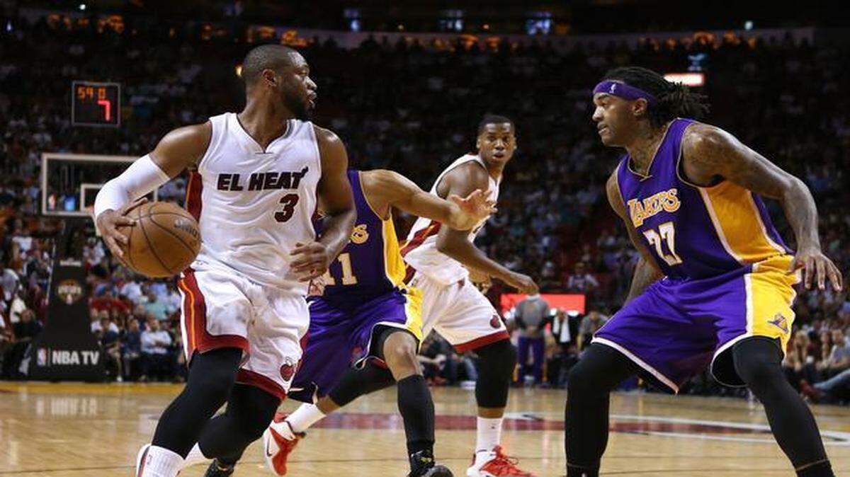 
Dwyane Wade (izq.) busca superar la marca de los jugadores de los Lakers Wesley Johnson (11) yJordan Hill (27), en el partido del miércoles en Miami.


