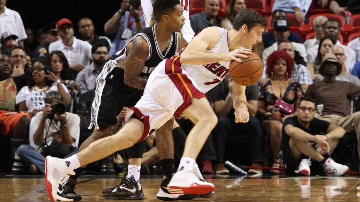 
Goran Dragic, del Heat, se escapa con la bola en el juego contra los Spurs de San Antonio, el lunes 12 de octubre del 2015 en el AmericanAirlines Arena en Miami.
