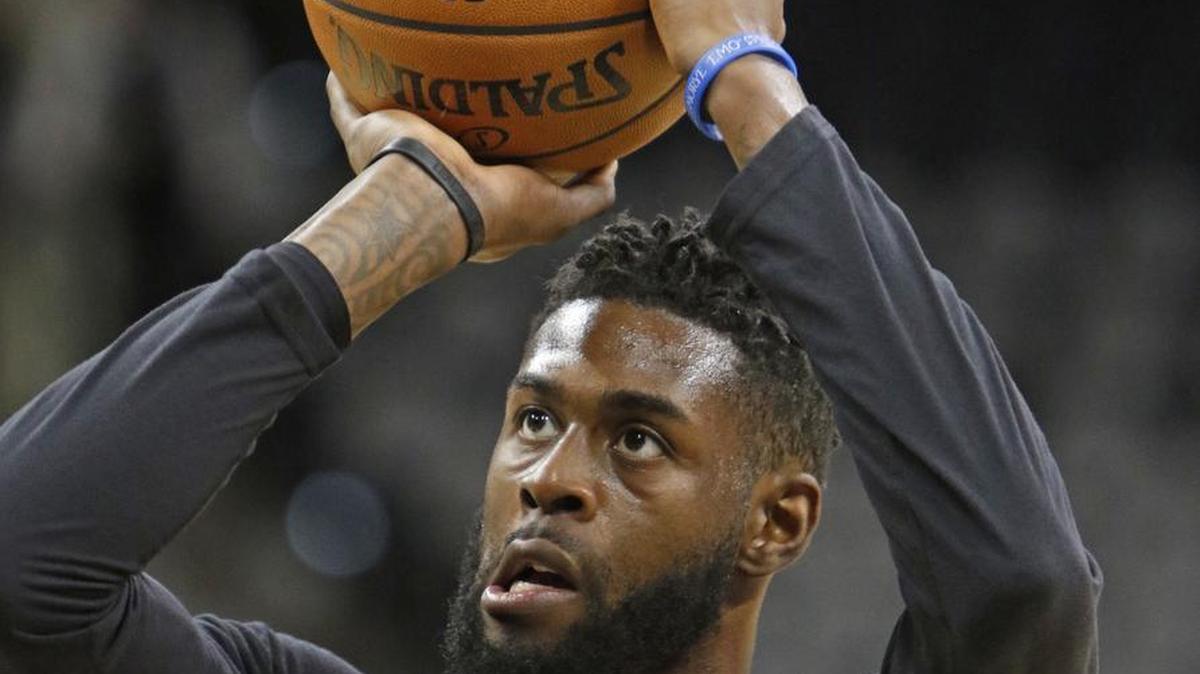 Foto de archivo del 14 de noviembre de 2016 muestra al entonces delantero de Miami Heat, Willie Reed (35) tomando un tiro de práctica antes del inicio de un partido de baloncesto de la NBA contra los San Antonio Spurs en San Antonio.