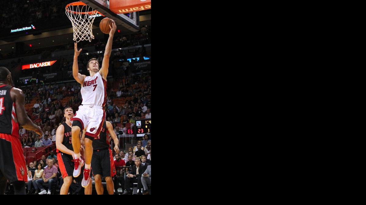 
Goran Dragic se apresta a anotar para el Heat contra los Raptors, la noche del sábado en Miami.
