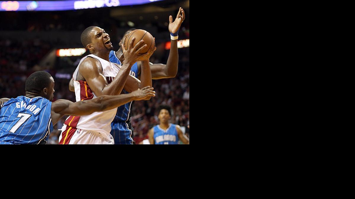 
Chris Bosh defiende la bola, en diciembre pasado.
