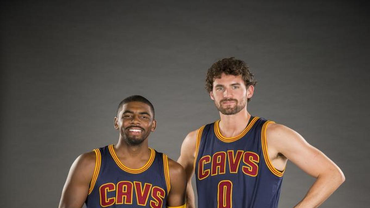 
El armador Kyrie Irving (izq.) y el ala-pívot Kevin Love posan en el Día de la Prensa en la NBA el 28 de septiembre del 2015. Ambos jugadores se recuperan de las lesiones sufridas en los últimos playoffs y es posible que no estén listos para el inicio de la temporada el 27 de octubre.
