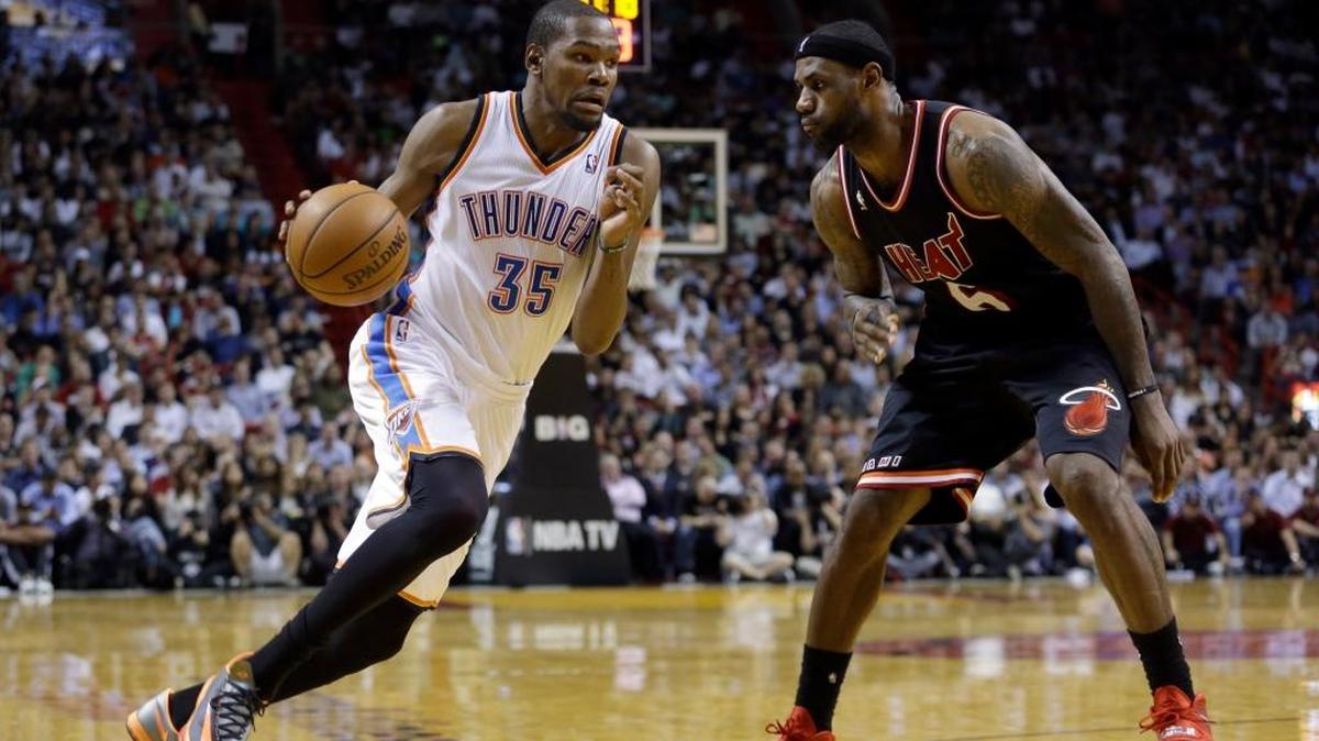LeBron James, con la camiseta del Heat (6), trata de detener a Kevin Durant (35), del Thunder, el 29 de enero del 2014 en Miami.