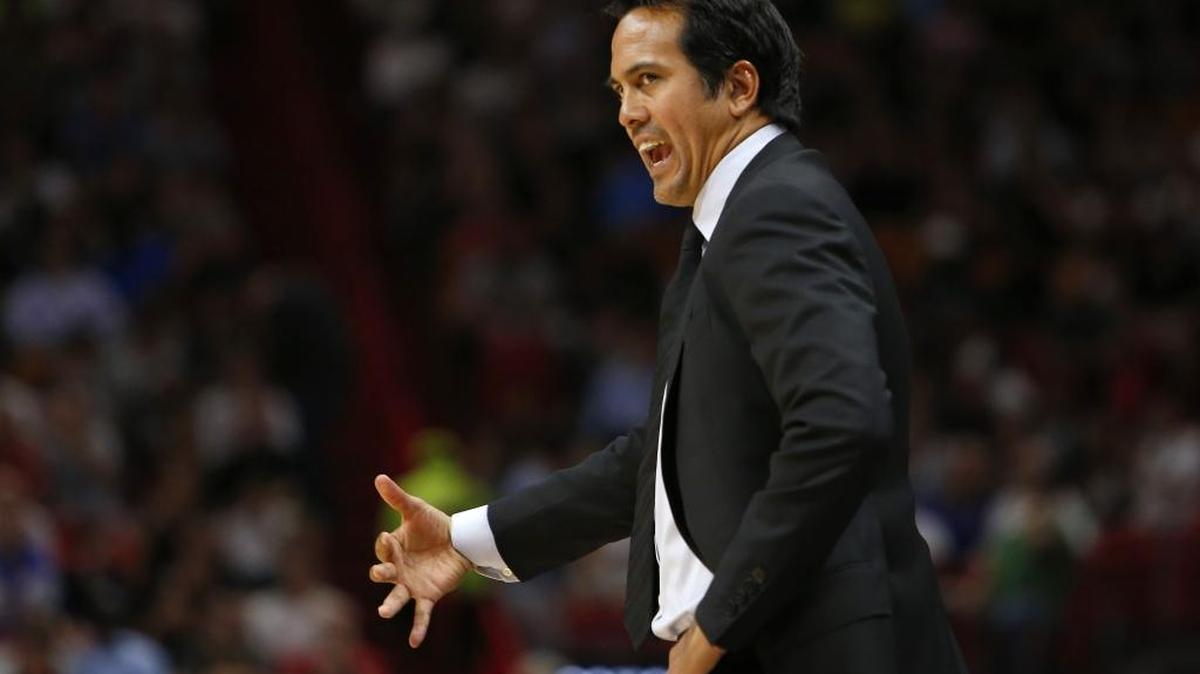 Erik Spoelstra, del Heat, imparte instrucciones a sus pupilos en el juego contra los Wizards, el 12 de marzo en Miami.
